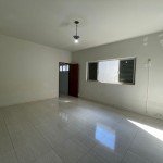 Ampla residência no centro da cidade.