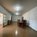 Ampla residência no centro da cidade.