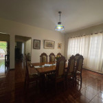Residência ampla e bem conservada.