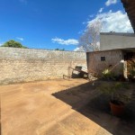 Casa com 02 dormitórios.