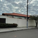 Ampla residência localizada na Vila Athaíde.