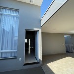 Residência com armários e energia solar.