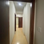 Apartamento com móveis planejados.