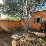 Casa mista com uma edícula nos fundos.