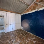 Casa mista com uma edícula nos fundos.
