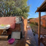 Casa mista com uma edícula nos fundos.
