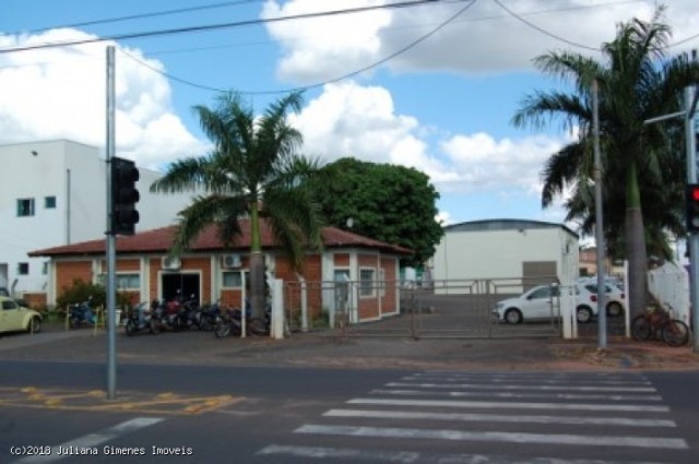 AMPLO IMÓVEL COMERCIAL. ÓTIMA LOCALIZAÇÃO