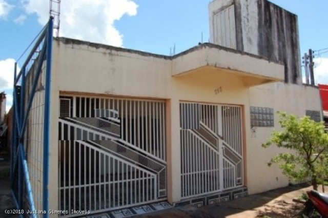 CASA COM AMPLO TERRENO. Aceita troca por caminhão