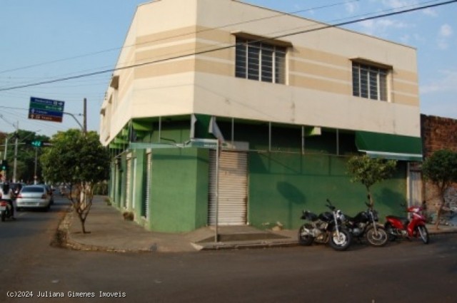 Amplo prédio comercial situado na Av. Siqueira Campos