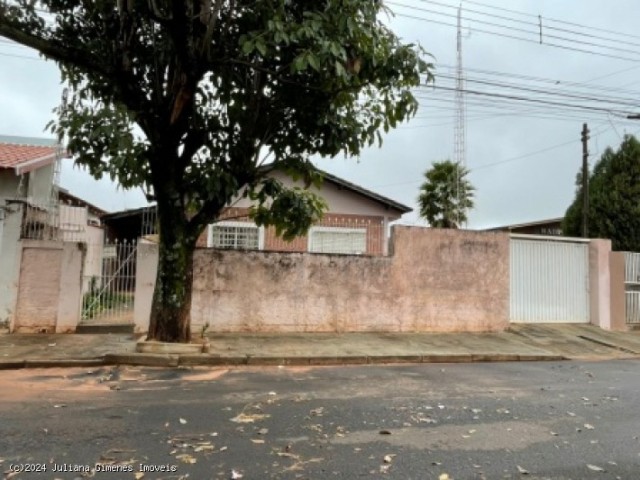 Casa com amplo terreno localizada no Jardim Panambi