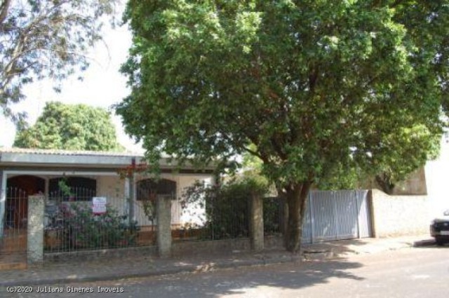 Casa com amplo terreno. Centro