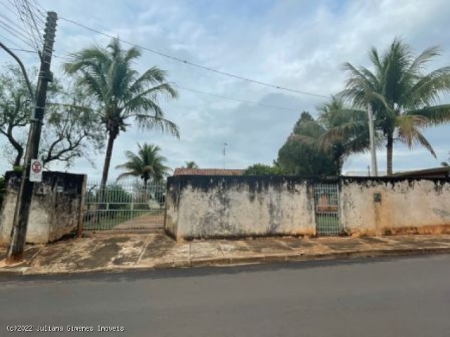 Casa com amplo terreno! Ótima localização