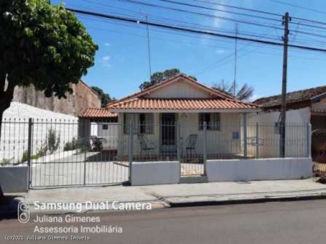 Casa mista, alvenaria e madeira. Muito bem conservada