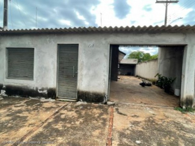 Casa de esquina, com 02 dormitórios