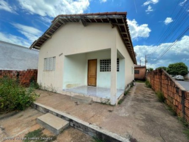 Casa de esquina, localizada na Av. Sete de Setembro