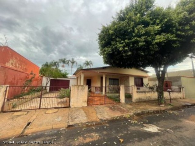 Casa situada no centro da cidade, com amplo terreno